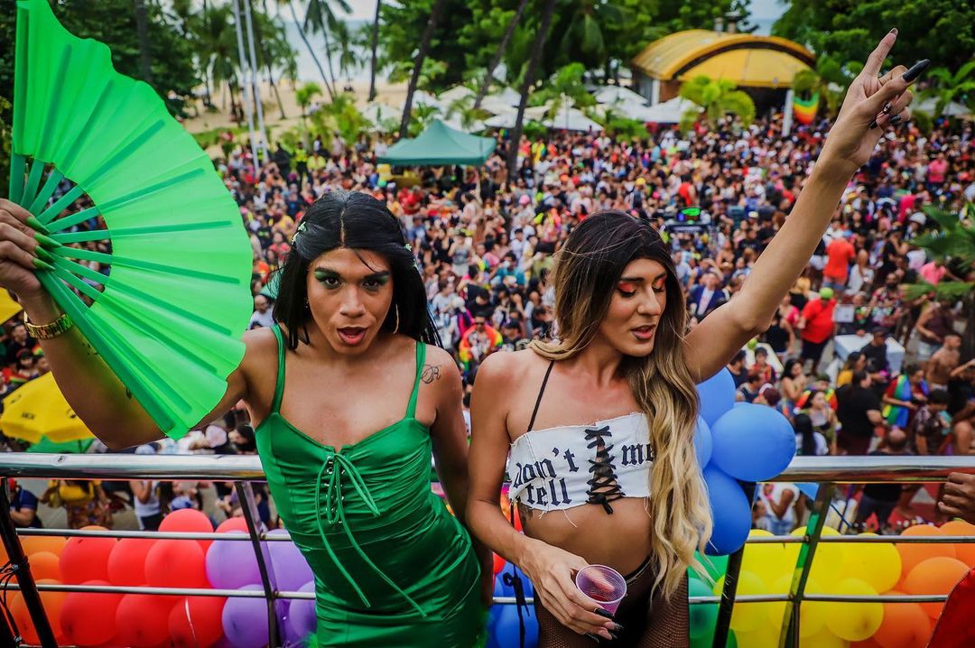 Público celebrando na Parada pela Diversidade Sexual do Ceará